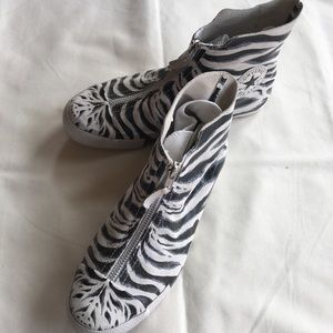 Converse/ zebra pattern high-top sneakers